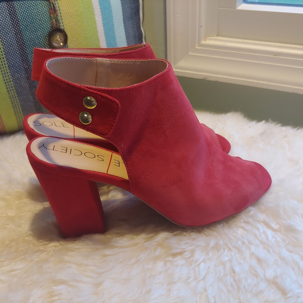 Sole Society Easton Pumps